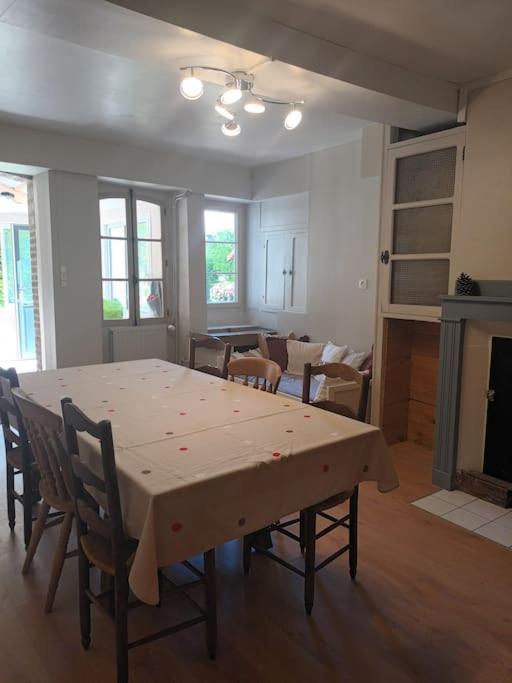 Maison De Campagne Lindry 外观 照片